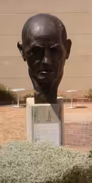 Cabeza de Luis Buñuel, obra del escultor Iñaki, en el Centro Buñuel Calanda (2009)