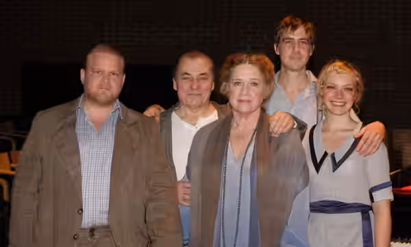 Besetningen i Riksteaterets oppsetning av Lang dags ferd mot natt i 2101. Anders Baasmo Christiansen, Bjørn Sundquist, Liv Ullmann, Pål Sverre Valheim Hagen og  (2010)