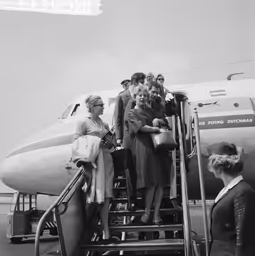 Collectie / Archief : Fotocollectie Anefo Reportage / Serie : [ onbekend ] Beschrijving : Aankomst Franse filmsterren op Schiphol. Marina Vlady en Magali Noël v (1960)