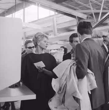 Collectie / Archief : Fotocollectie Anefo Reportage / Serie : [ onbekend ] Beschrijving : Aankomst Franse filmsterren op Schiphol, Magali Noël bij passencontrol (1960)