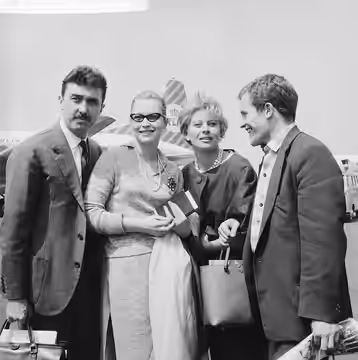 Collectie / Archief : Fotocollectie Anefo Reportage / Serie : [ onbekend ] Beschrijving : Aankomst Franse filmsterren op Schiphol, v.l.n.r. Luciano Emmer , Mari (1960)