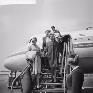 Collectie / Archief : Fotocollectie Anefo Reportage / Serie : [ onbekend ] Beschrijving : Aankomst Franse filmsterren op Schiphol, Marina Vlady en Magali Noël v (1960)