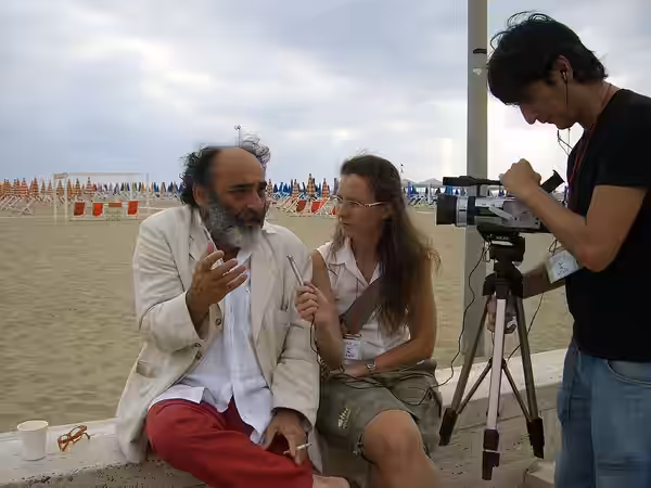 due chiacchere in piazza Mazzini a Viareggio (2007)