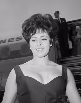 Miss World Ann Sidney bij aankomst op Schiphol in verband met de Engelse week, Ann Sidney (kop) (1965)