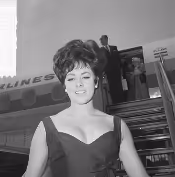 Collectie / Archief : Fotocollectie Anefo Reportage / Serie : [ onbekend ] Beschrijving : Miss World Ann Sidney bij aankomst op Schiphol in verband met de Engel (1965)