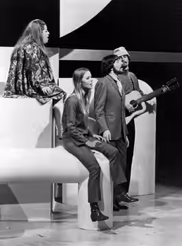 Photo of the group The Mamas &amp; the Papas from a 1967 ABC Television program, The Songmakers". From left-Cass Elliot (at back), Michelle Phillips, Denny Dohe