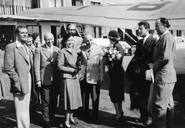 Munich Airport Riem, part of the filming and production team of Verträumte Tage (German version) and L'Aiguille rouge (French version) On the picture: Otto Wilh (1950)