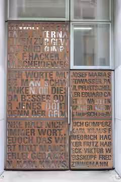Gymnasium Stubenbastei, Hauptfront Stubenbastei, Haupteingang, Türe, Kunst am Bau, Inschrift (2015)