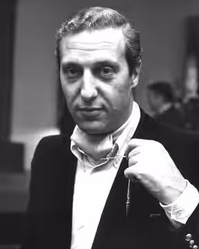 Photograph of the English writer Frederick Forsyth during his visit to Finland. He shows a bullet that grazed his head in Biafra war.