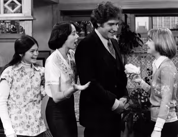 Photo of the main cast of the television program One Day at a Time. From left-Valerie Bertinelli (Barbara), MacKenzie Phillips (Julie), Richard Masur (David Kan (1976)