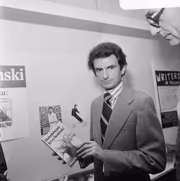 Collectie / Archief : Fotocollectie Anefo Reportage / Serie : [ onbekend ] Beschrijving : Auteur Jerzy Kosinski presenteert nieuw boek Duivelsboom Datum : 23 me (1973)