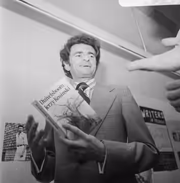 Collectie / Archief : Fotocollectie Anefo Reportage / Serie : [ onbekend ] Beschrijving : Auteur Jerzy Kosinski presenteert nieuw boek Duivelsboom Datum : 23 me (1973)
