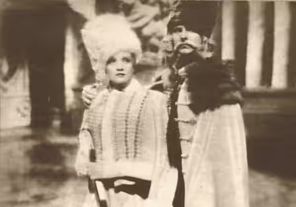 Marlene Dietrich em The Scarlet Empress (pt/br: "A Imperatriz Galante", filme de 1934.