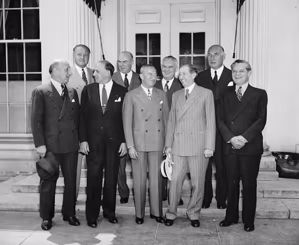 Title: Movie Industry pledges cooperation with the government. Washington, D.C., June 25. At a conference with President Roosevelt today, a group of motion pict