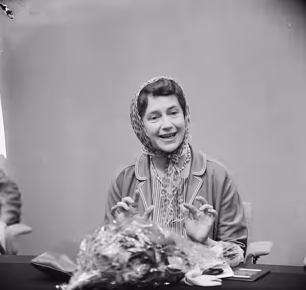 Collectie / Archief : Fotocollectie Anefo Reportage / Serie : [ onbekend ] Beschrijving : Actrice Peggy Ashcroft op Schiphol voor optreden in Stadsschouwburg Da (1962)