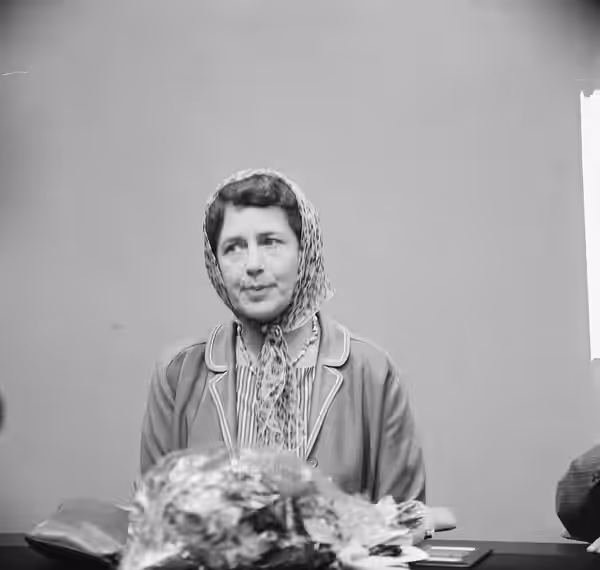 Collectie / Archief : Fotocollectie Anefo Reportage / Serie : [ onbekend ] Beschrijving : Actrice Peggy Ashcroft op Schiphol voor optreden in Stadsschouwburg Da (1962)