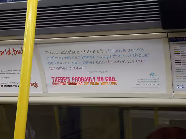 Plakat der Atheist Bus Campaign in einem Zug der Londoner U-Bahn (2009)
