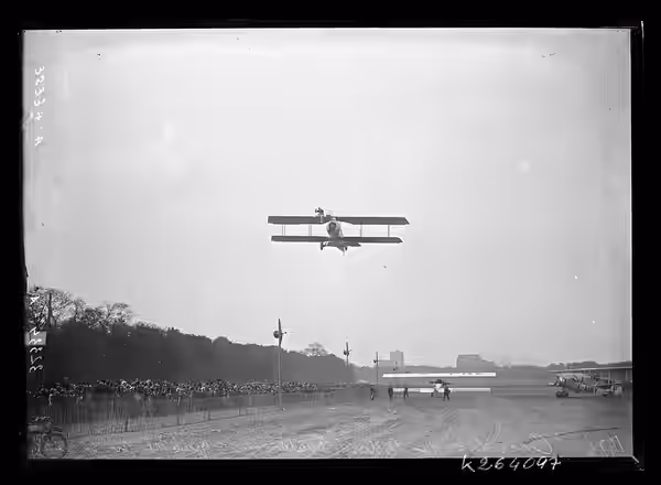 Sujet : Toutain, Roland (1905-1977) Biplans -- France Vincennes (Val-de-Marne, France) Société anonyme des avions Caudron Référence bibliographique : Meurisse,  (1926)
