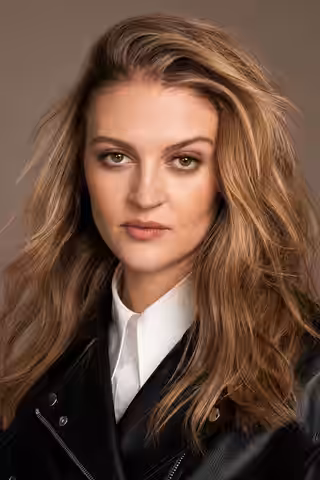 Lara Peake