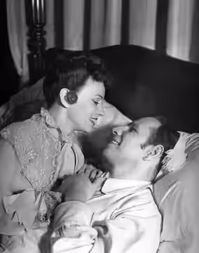 Photo of Jessica Tandy and Hume Cronyn in the Broadway play, The Fourposter. (1952)