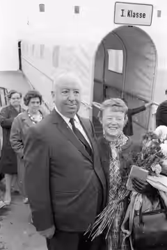 Hitchcock und Ehefrau Alma am Oslo-Kai. Anlass der Reise ist die Premiere seines neues Films "Der zerrissene Vorhang". (1966)