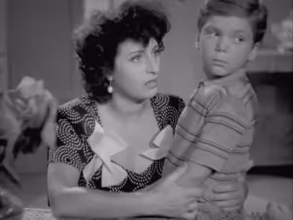 Anna Magnani e Vito Annicchiarico in una scena del film italiano Abbasso la miseria! (1945)