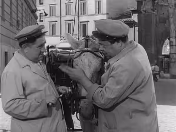 Screenshot dal film Cinque poveri in automobile (1952)
