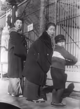 Mitsuko Yoshikawa, Chōko Iida and Aoki Hōhi in Nagaya Shinshiroku (長屋紳士録) directed by Yasujirō Ozu, 1947