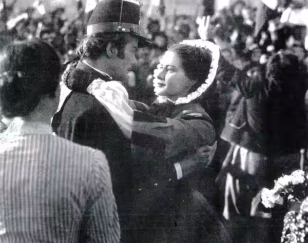 Il saluto di Franco (Serato) a Luisa (Valli) prima di partire per la guerra in "Piccolo mondo antico" 8Soldati, 1941) (2015)