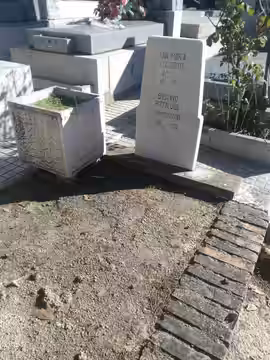 Tumba de Ana María Custodio y Gustavo Pittaluga, en el cementerio civil de Madrid. (2016)