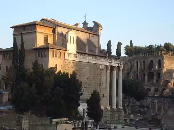Vue de l'arrière de l'église San Lorenzo in Miranda, construite dans le temple d'Antonin et de Faustine du forum romanum