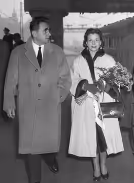 Aankomst op Centraal Station van Henri George Clouzot met zijn vrouw Vera (1953)
