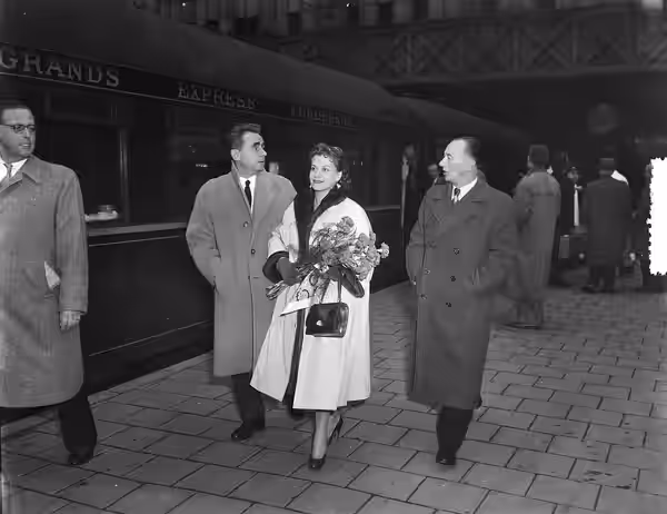 Collectie / Archief : Fotocollectie Anefo Reportage / Serie : [ onbekend ] Beschrijving : Aankomst op Centraal Station van Henri George Clouzot met zijn vrouw V (1953)