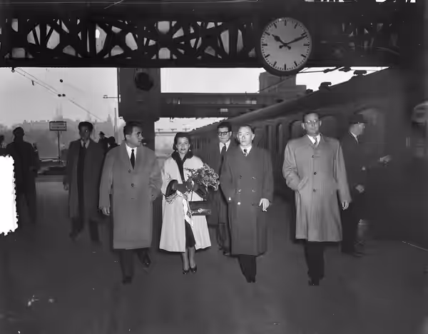 Collectie / Archief : Fotocollectie Anefo Reportage / Serie : [ onbekend ] Beschrijving : Aankomst op Centraal Station van Henri George Clouzot met zijn vrouw V (1953)