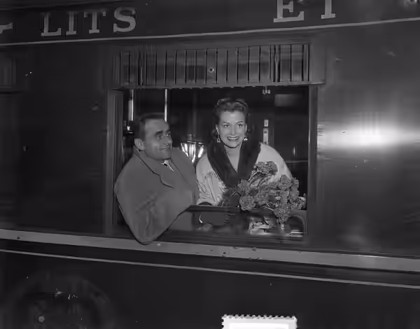 Collectie / Archief : Fotocollectie Anefo Reportage / Serie : [ onbekend ] Beschrijving : Aankomst op Centraal Station van Henri George Clouzot met zijn vrouw V (1953)