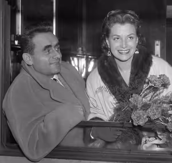 Aankomst op Centraal Station van Henri George Clouzot met zijn vrouw Vera. (1953)
