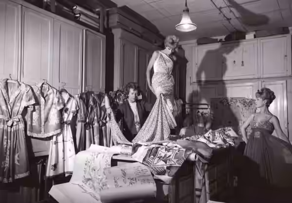 Fernanda Gattinoni nel suo atelier romano nel 1958