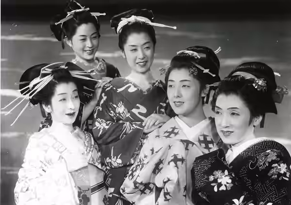 From left to right in the foreground: Toshiko Iizuka, Kinuyo Tanaka, Eiko Ōhara and Hiroko Kawasaki in Utamaro o meguru gonin no onna (1946) directed by Kenji M