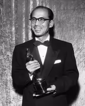 Masaichi Nagata receives an award for Gate of Hell at the 1955 Oscars