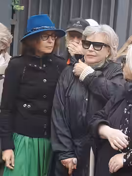 Agata Passent i Krystyna Janda w trakcie uroczystości odsłonięcia muralu na cześć Agnieszki Osieckiej w Warszawie. (2023)