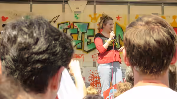 Manifestation du 5 mai 2018 La fête à Macron, place de l'Opéra. Corinne Masiero prend la parole.