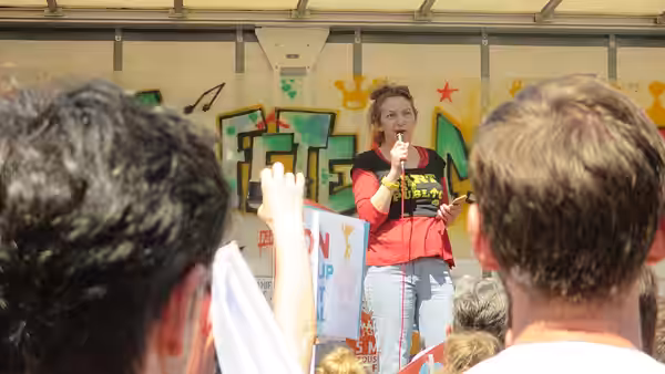 Manifestation du 5 mai 2018 La fête à Macron, place de l'Opéra. Corinne Masiero prend la parole.
