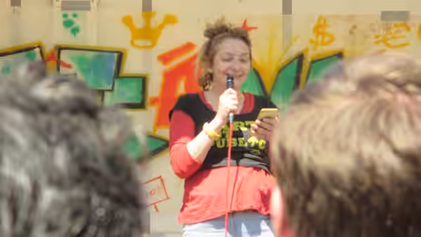 Manifestation du 5 mai 2018 La fête à Macron, place de l'Opéra. Corinne Masiero prend la parole.
