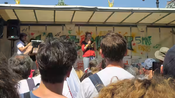 Manifestation du 5 mai 2018 La fête à Macron, place de l'Opéra. Corinne Masiero prend la parole place de l'Opéra.