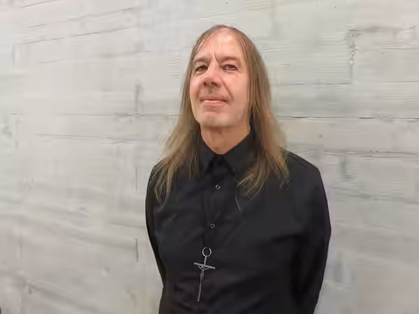 Lautenspieler Jozef van Wissem nach einem Konzert im Kunstraum Port25 (Hafenstraße 25-27) in der Veranstaltungsreihe Elektrosmog am 6. Oktober 2021 im Stadtteil