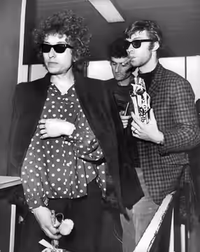 Bob Dylan kom till Arlanda på onsdagseftermiddagen. Här ses han med tourmanager Victor Maymudes och Robbie Robertson, en av sina medmusikanter.Ett av de dyraste (1966)