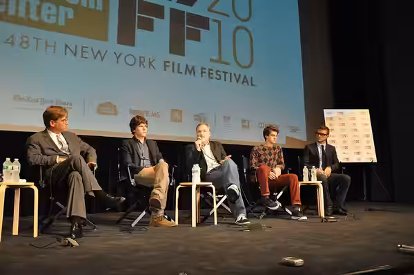 De izquierda a derecha: Aaron Sorkin, Jesse Eisenberg, Andrew Garfield, Justin Timberlake y David Fincher en el estreno de The social network en el Festival de  (2010)