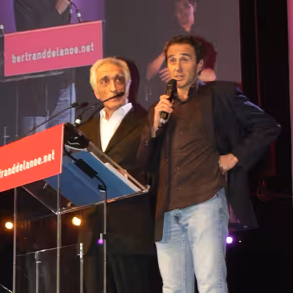 Gérard Darmon &amp; Élie Semoun au meeting de Bertrand Delanoé, en février 2008
