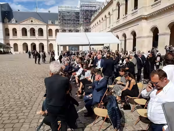 Invités aux obsèques de Belmondo aux Invalides. (2021)
