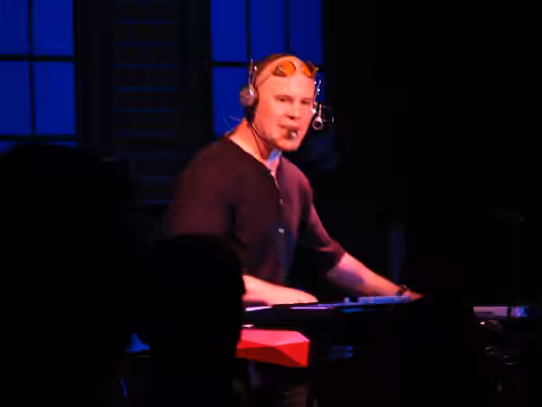 Singing to the audience (2006)